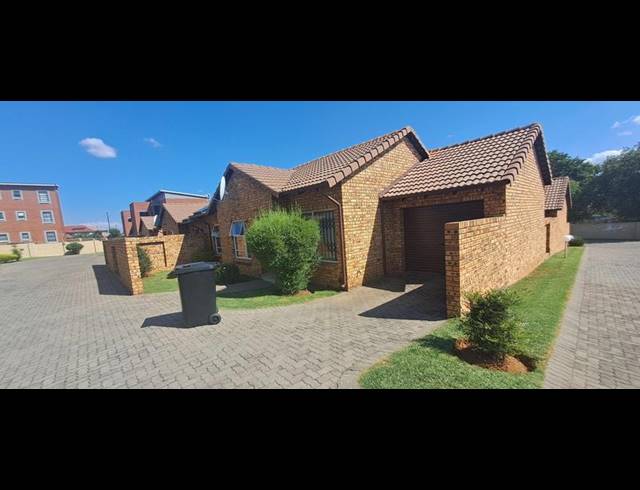 3 BEDROOM TOWNHOUSE FOR SALE IN WITPOORTJIE